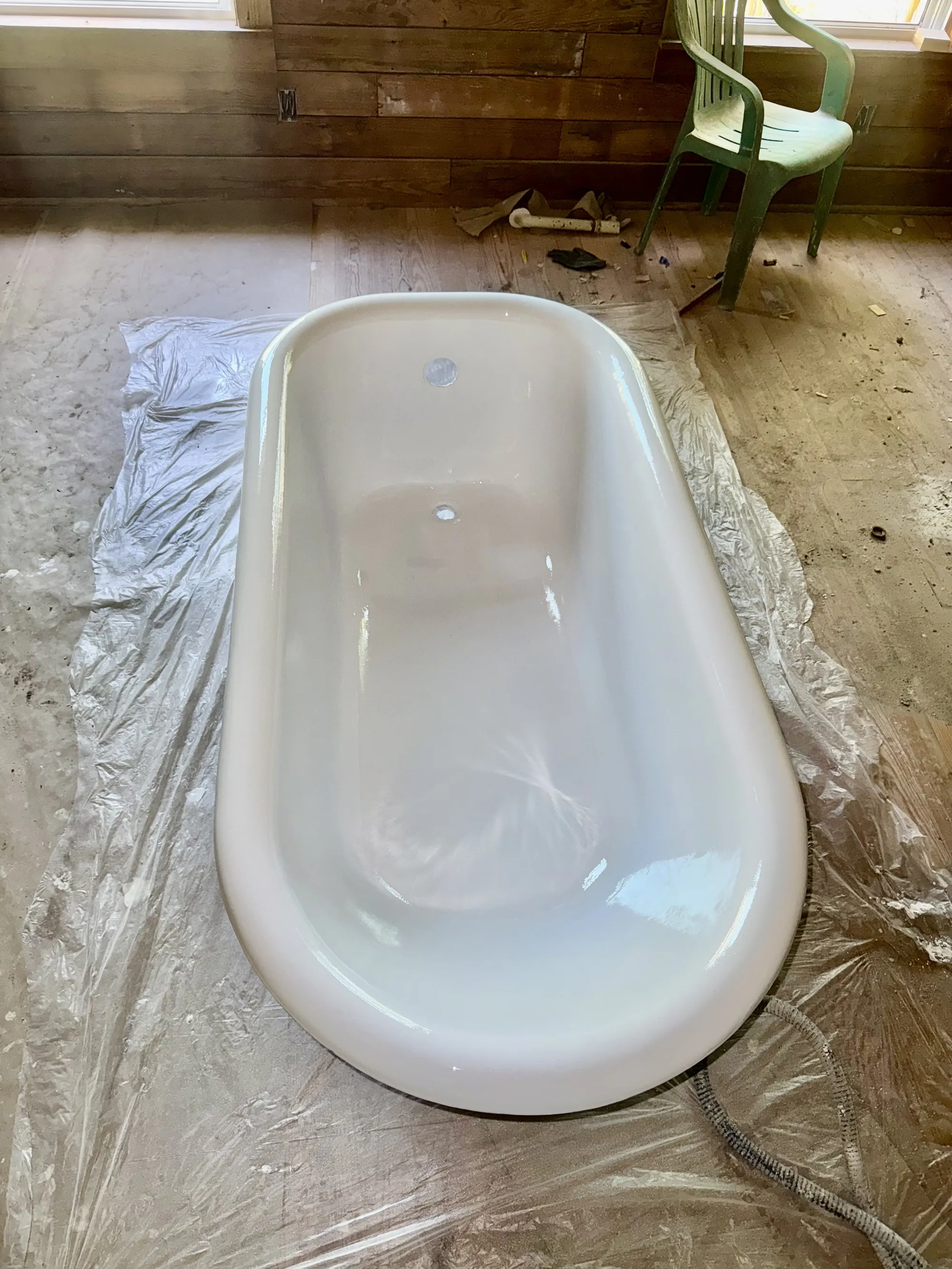 The same clawfoot tub refinished to glossy white